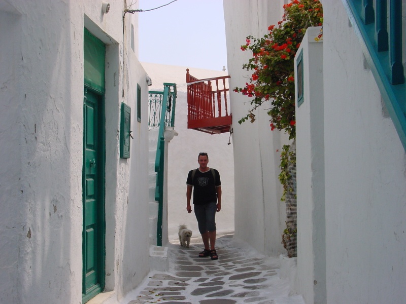 Mykonos Altstadt Mikonos Gasse mit Volker.JPG -                                